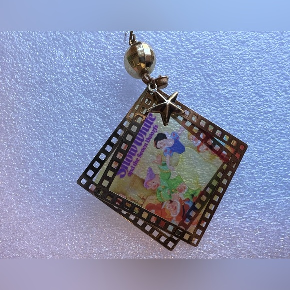 Disney Snow White dangling film earring - Picture 4 of 5